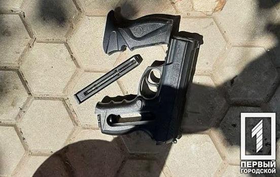 Недетские игрушки: патрульные Кривого Рога остановили горожанина, который размахивал пистолетом на игровой площадке