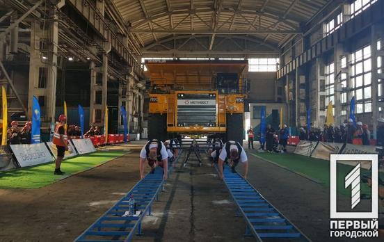 Почти 300 тонн: в Кривом Роге восемь стронгменов установили рекорд Украины по перетягиванию самосвала с железной рудой
