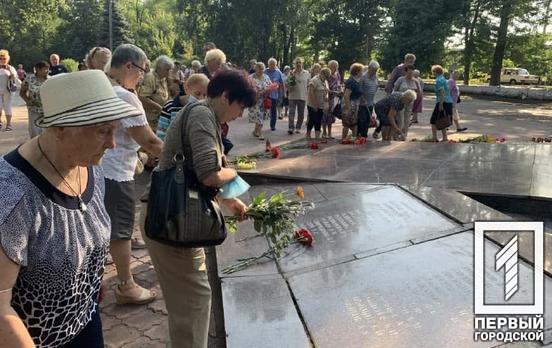 79 років потому: в Кривому Розі поклали квіти до братської могили розстріляних підпільників та воїнів Другої світової війни
