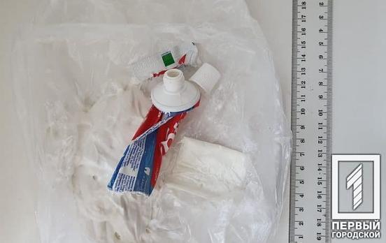 Нестандартна зубна паста: ув’язненому в Кривому Розі намагались передати заборонені речовини