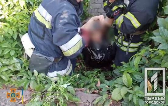 У Кривому Розі рятувальники дістали жінку з вигрібної ями