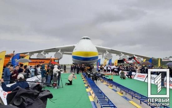 Самолёт весом более 300 тонн: уроженец Кривого Рога вместе с семью стронгменами установил мировой рекорд