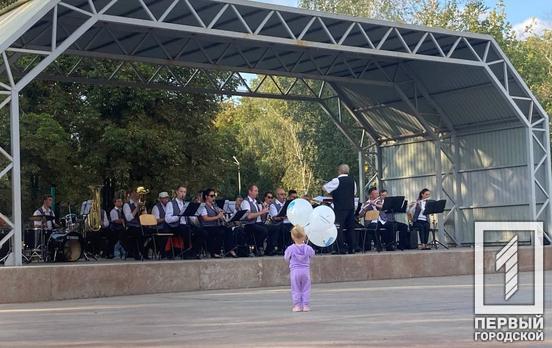Музыкальный осенний уикенд: в парке Кривого Рога горожан под открытым небом развлекает оркестр