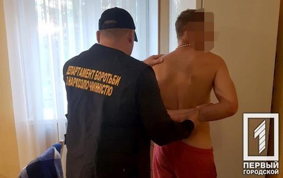 Во время обысков в квартире жителя Кривого Рога полицейские изъяли 200 трубочек с наркотиками