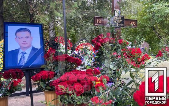 Возле могилы бывшего мэра Кривого Рога Константина Павлова отслужили панихиду на сороковой день после его смерти