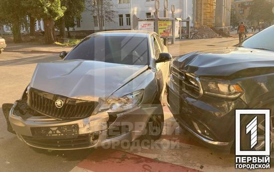 Авария в Кривом Роге: два водителя не поделили дорогу возле Дворца культуры, движение временно затруднено