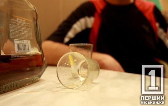 Відпочинок з алкоголем закінчився струсом головного мозку та переломами: у Кривому Розі судили чоловіка, який поцілив сковорідкою у жінку