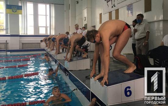 У Кривому Розі проходить чемпіонат міста з плавання серед юнаків, юніорів та молоді