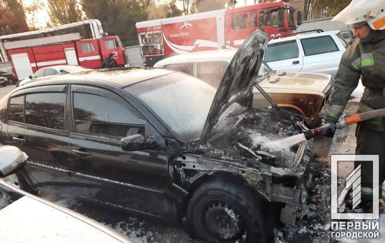 В Кривом Роге из-за пожара в легковушке на стоянке повредились ещё пять машин