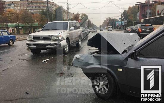 В результате тройного столкновения автомобилей на одном из центральных проспектов Кривого Рога пострадали два человека