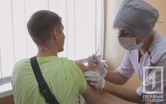 У 2022 році українці мають повторно вакцинуватися від COVID-19, - головний санлікар