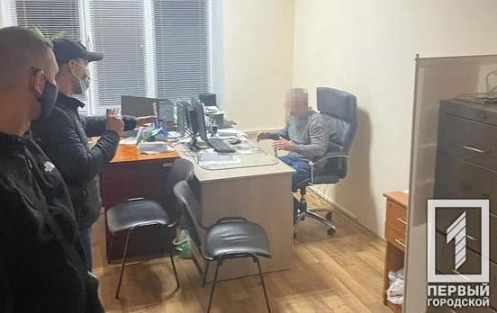 На Дніпропетровщині затримали лікаря, який виготовляв за добу до 30 фейкових сертифікатів про вакцинацію від COVID-19