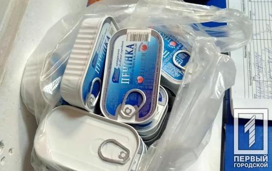 Прихильник печінки тріски: поліцейські охорони Кривого Рогу затримали містянина, який хотів пронести повз касу 17 банок консервів