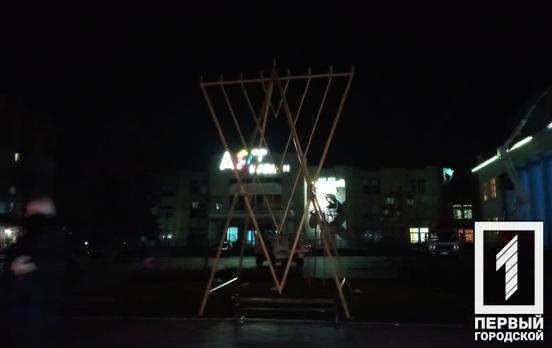 У Кривому Розі група молодиків познущалася над символічним світильником, встановленим на честь іудейського свята