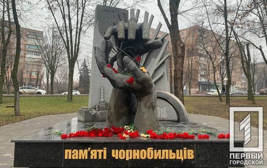 У Кривому Розі поклали квіти до пам’ятника героям-ліквідаторам наслідків аварії на Чорнобильській АЕС