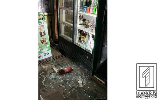 Не було грошей, щоб розрахуватись: у Кривому Розі чоловік розбив холодильник у магазині та викрав кілька пляшок спиртного