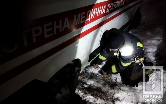 Спасатели Кривого Рога освободили карету скорой помощи, колесо которой попало в открытый канализационный люк