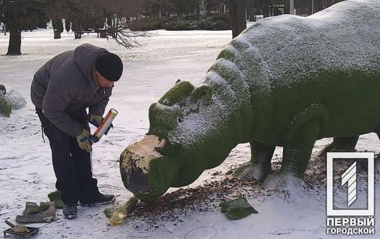 У парку Героїв Кривого Рогу пошкодили топіарій бегемота