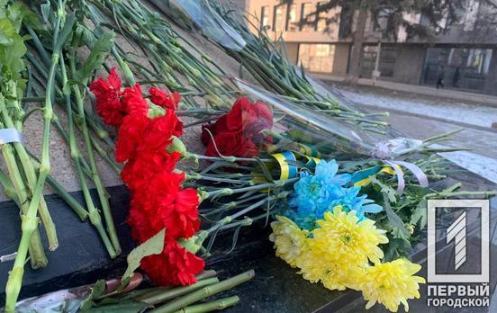 У Кривому Розі напередодні Дня Соборності поклали квіти до пам'ятника Тарасу Шевченку