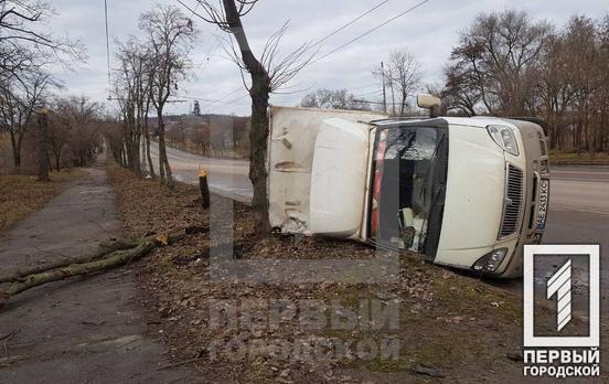 В Кривом Роге посреди проезжей части перевернулся грузовик