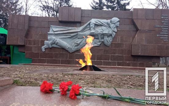 Біля однієї з братських могил урочисто поклали квіти до Дня визволення Кривого Рогу від нацистів