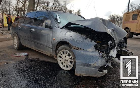 В Кривом Роге водитель автомобиля потерял управление и врезался в столб, есть двое пострадавших