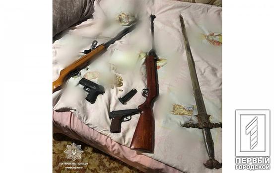 Пістолети, рушниці та меч знайшли патрульні у квартирі мешканця Кривого Рогу, що влаштував стрілянину