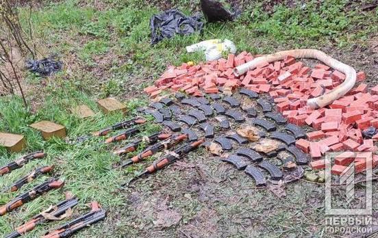 В Кривом Роге правоохранители обнаружили оружие и взрывчатку, которые были зарыты в лесополосе