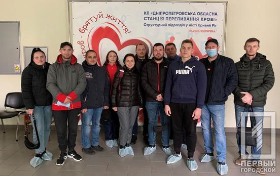 Работники Ингулецкого ГОКа сдают кровь для украинских воинов