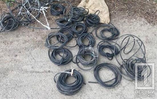 Полицейские Кривого Рога задержали мужчину, вырезавшего 200 метров кабеля из коммуникационного колодца