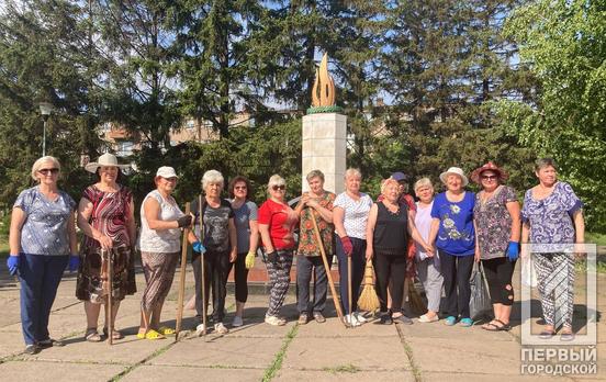 Члены ветеранской организации Кривого Рога приобщились к благоустройству сквера у памятника чернобыльцам
