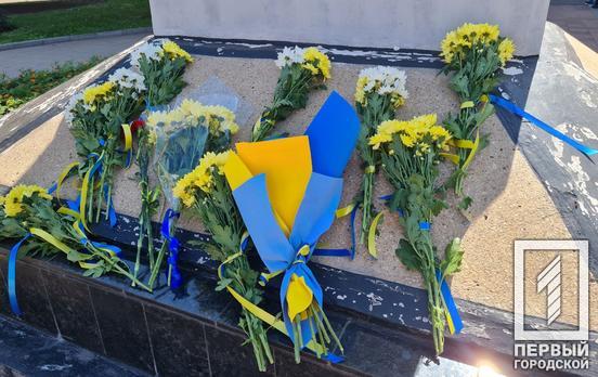 З нагоди Дня Конституції у Кривому Розі урочисто поклали квіти до пам’ятника Тарасу Шевченку й монументу у сквері Героїв