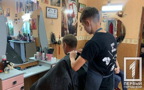 Підліток із Херсонщини, який з родиною знайшов прихисток у Кривому Розі, відточує перукарську майстерність та робить безкоштовні зачіски всім бажаючим