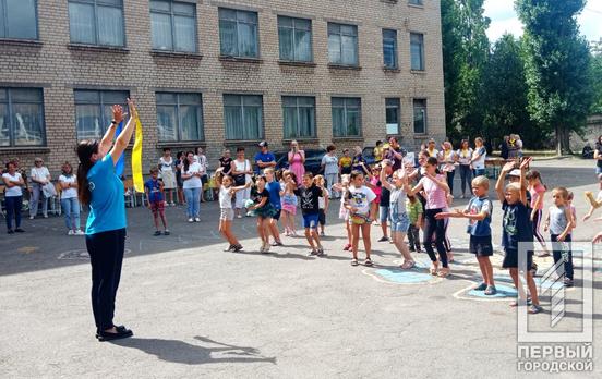 «В мире и любви живи, Украина»: для маленьких переселенцев в Кривом Роге устроили интересный ивент с танцами, песнями и мастер-классами