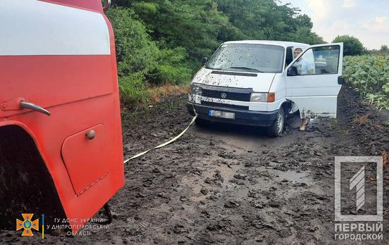 Спасатели вытащили из трясины машину, застрявшую вблизи одного из поселков Криворожского района