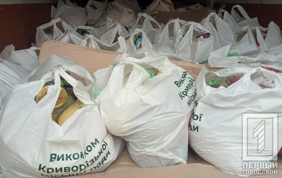 Мешканцям Апостолового цього тижня видали близько 1000 продуктових наборів у якості гуманітарної допомоги від Військової адміністрації Кривого Рогу