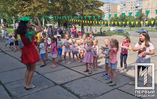 Плели, малювали, танцювали: для десятків маленьких ВПО у Саксаганському районі влаштували розваги під відкритим небом