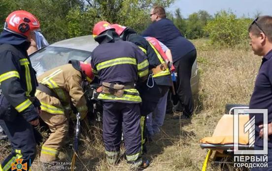 Зажало ноги: спасатели Криворожского района достали мужчину из изуродованного авто