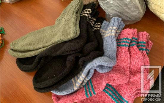 Криворізька благодійна організація «Клубок добра» в’яже шкарпетки для ЗСУ