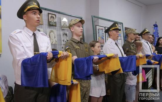 Дети бойцов из Кривого Рога вместе с начальником Военной администрации города Вилкулом передали защитникам Украины собственноручно изготовленные флаги и обереги