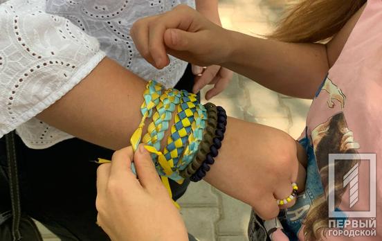 Криворізькі школярки плетуть патріотичні браслети та збирають гроші для ЗСУ