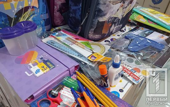В криворожском центре «ЯМариуполь» начали выдавать рюкзаки с канцелярией для первоклассников