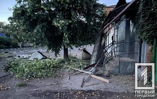 Пошкоджена інфраструктура та перебита лінія електропередач: у Нікпольському районі цієї ночі знову лунали вибухи