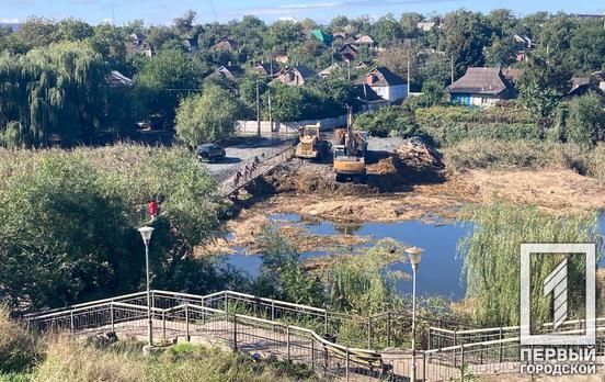В Ингулецком районе Кривого Рога расчищают русло реки у моста, где образовался «затор» из камыша после подтопления