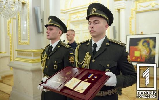 Президент України особисто вручив орден «Золота Зірка» матері полеглої бойової лікарки з Кривого Рогу Інни Дерусової