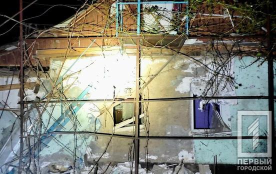 Важка ніч на Дніпропетровщині: ворожі удари по Нікополю та збита ракета над Криворіжжям