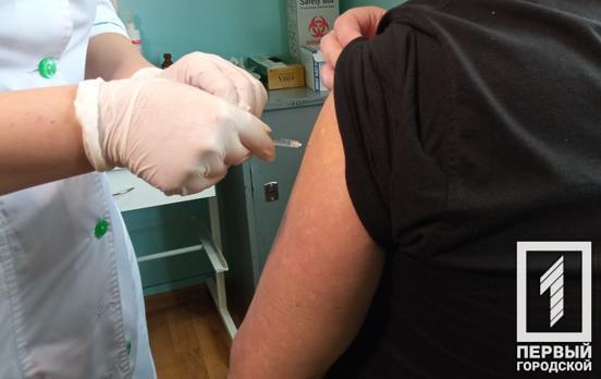 В одном из пунктов вакцинации Кривого Рога прививки от коронавируса получили триста жителей