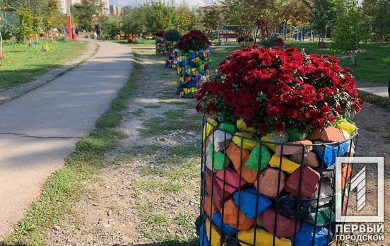 У Парку Щастя Кривого Рогу закінчили прикрашати алею квітковими габіонами
