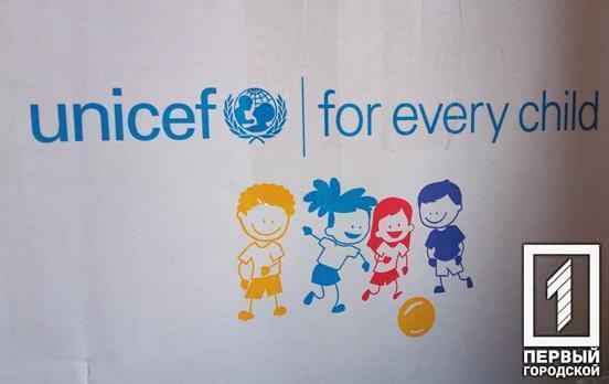 Кривий Ріг отримав більше 10 000 наборів зимового дитячого одягу від фонду Unicef, який передадуть родинам із малечею з числа ВПО