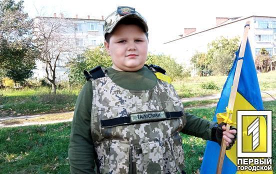 Талисман воинов: семилетний Артемка из Широковской громады ежедневно встречает украинских героев, которые едут на фронт мимо его дома